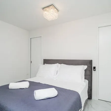 Luxury Downtown West Apartmán