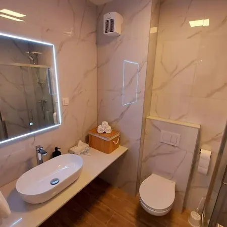 Luxury Downtown West Apartmán *